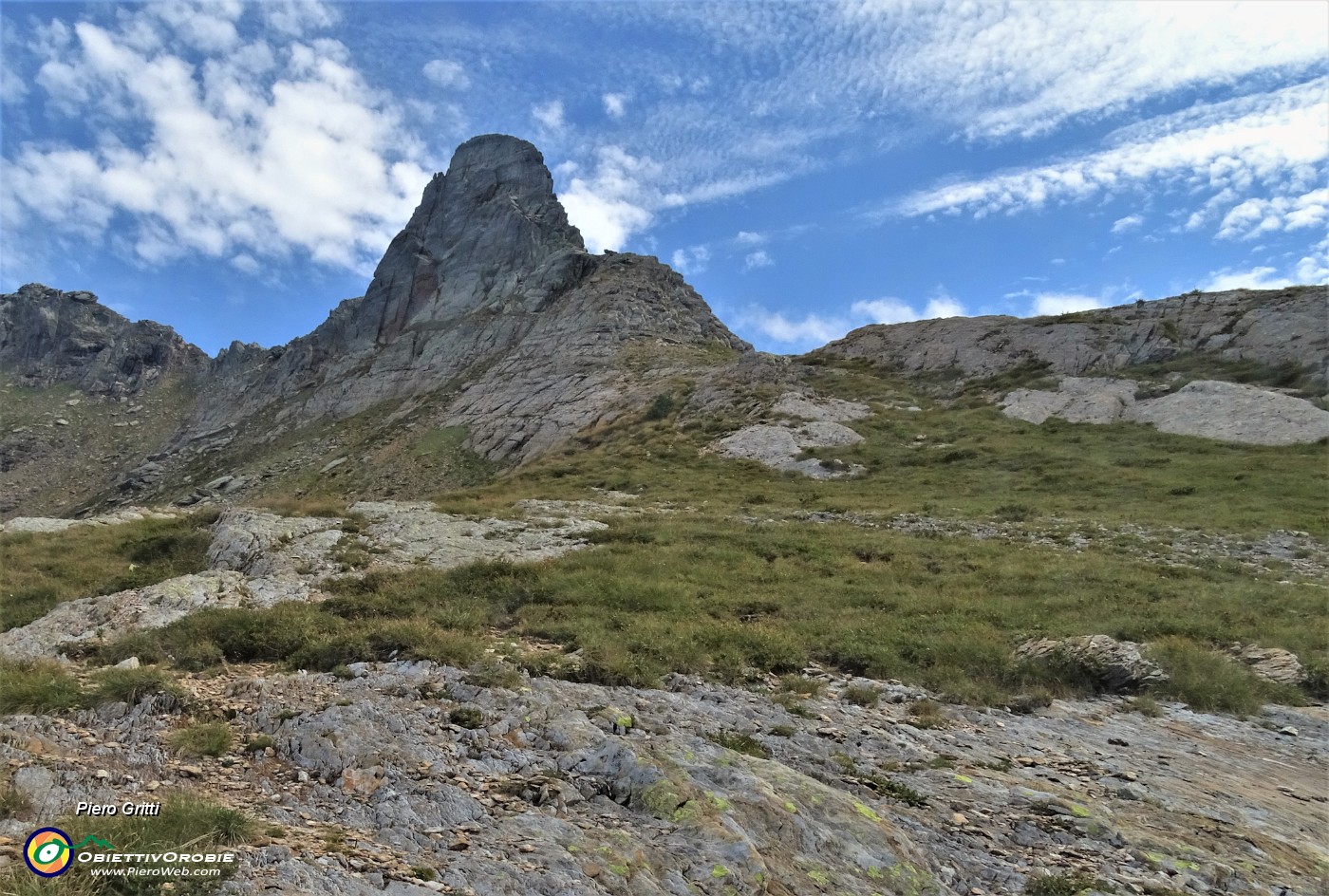 70 Imponente il torrione roccioso del Pizzo delle Orobie.JPG